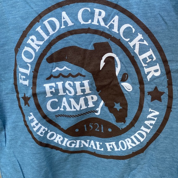 NWT Florida Cracker Trading Company T-shirt size S. Fish Camp Badge Vneck - Picture 4 of 14
